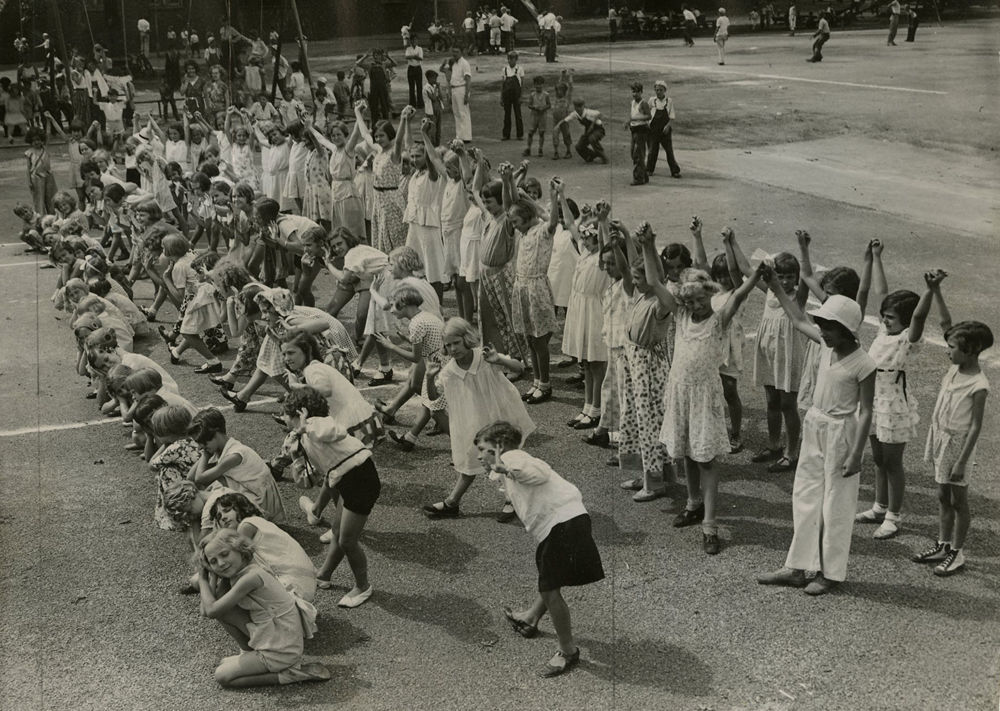 1932: Dance class